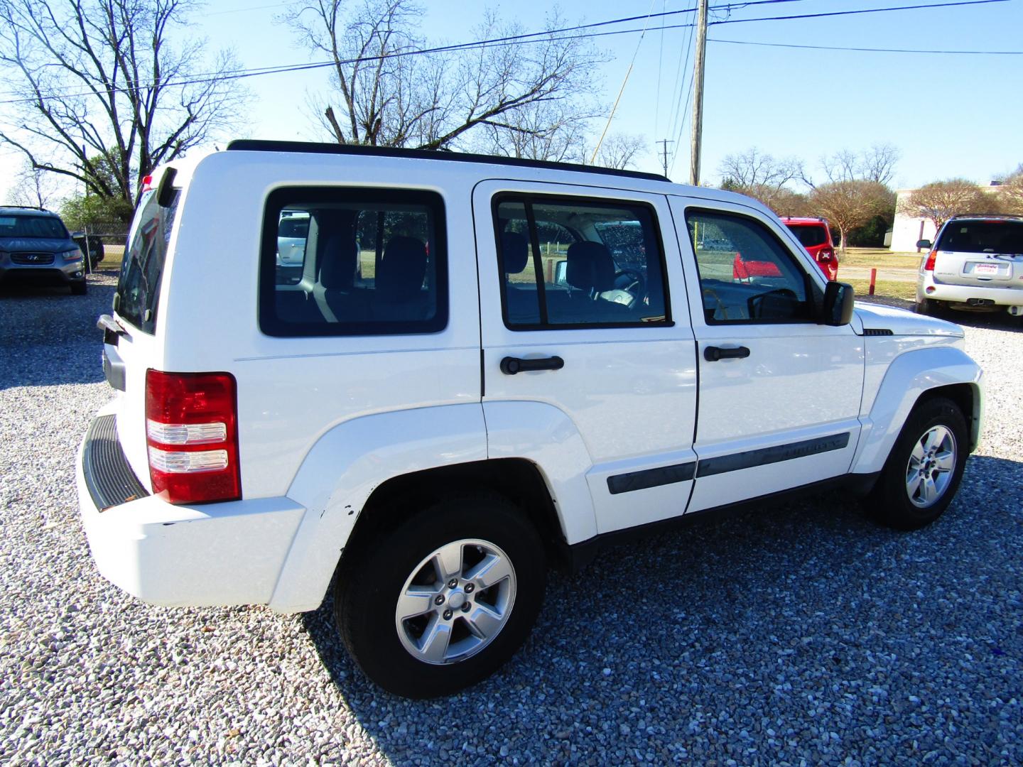 2010 WHITE Jeep Liberty Sport 2WD (1J4PP2GK3AW) with an 3.7L V6 SOHC 12V engine, Automatic transmission, located at 15016 S Hwy 231, Midland City, AL, 36350, (334) 983-3001, 31.306210, -85.495277 - Photo#7